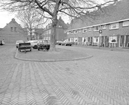 880545 Gezicht op het pleintje in de St.-Willibrordusstraat te Utrecht, met op de achtergrond het rooms-katholieke ...